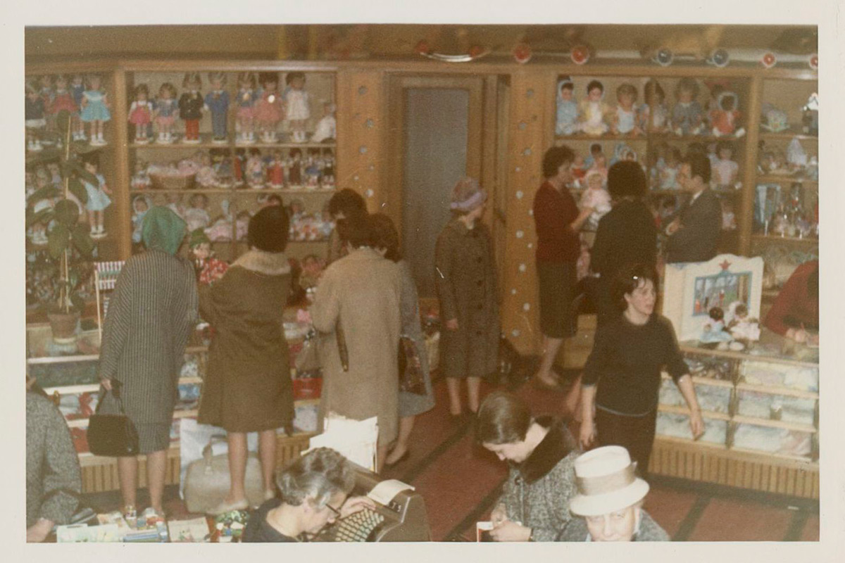 Wer die Wahl hat, hat die Freude: Andrang in der Puppen-Abteilung im Jahr 1964