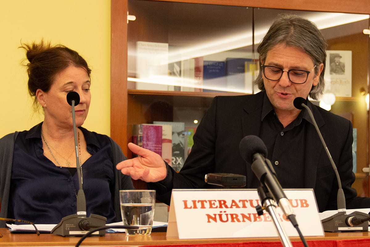 Katja Amberger und Wolfgang Hartmann in der szenischen Lesung „Reiselust“ im Literaturclub am 28.4.2022 | © Herbert Grambihler