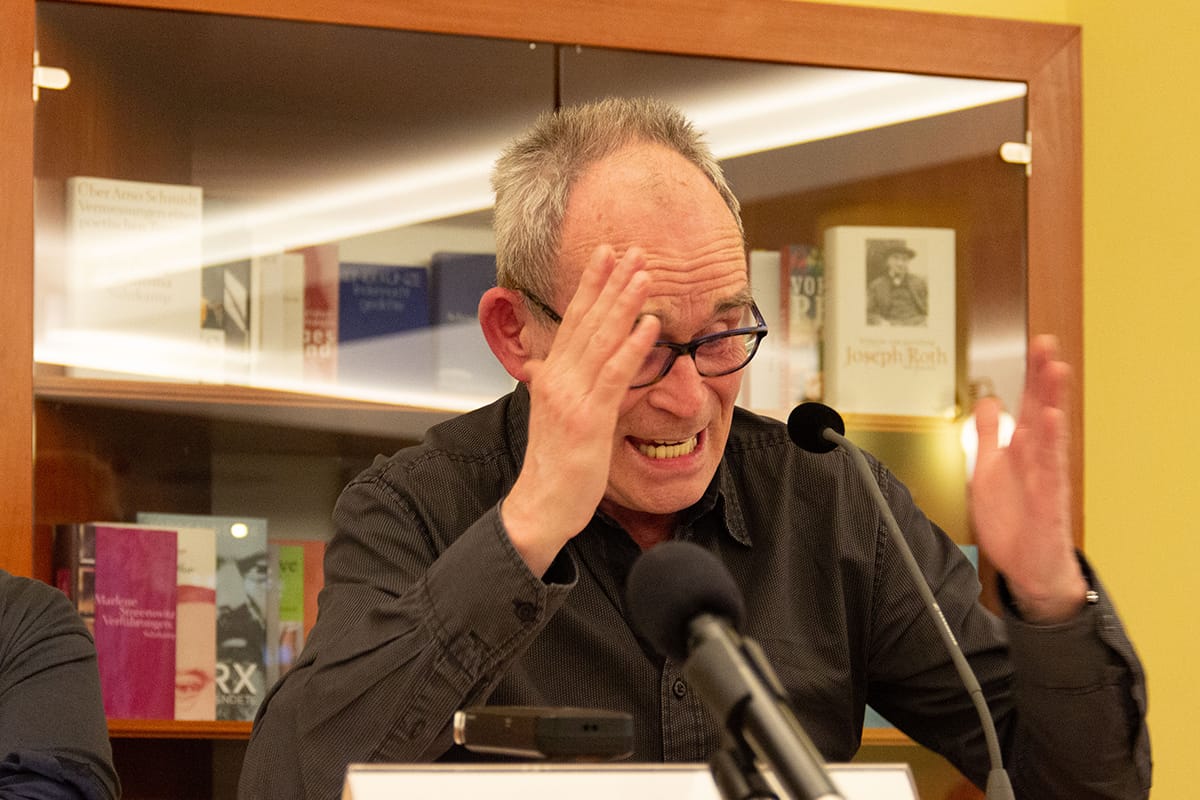 Martin Pfisterer in der szenischen Lesung „Reiselust“ im Literaturclub am 28.4.2022 | © Herbert Grambihler