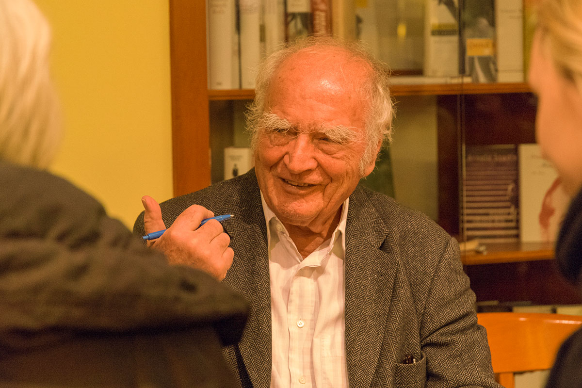 Martin Walser im Gespräch beim Signieren von „Statt etwas oder Der letzte Rank“. © Joachim Hauser