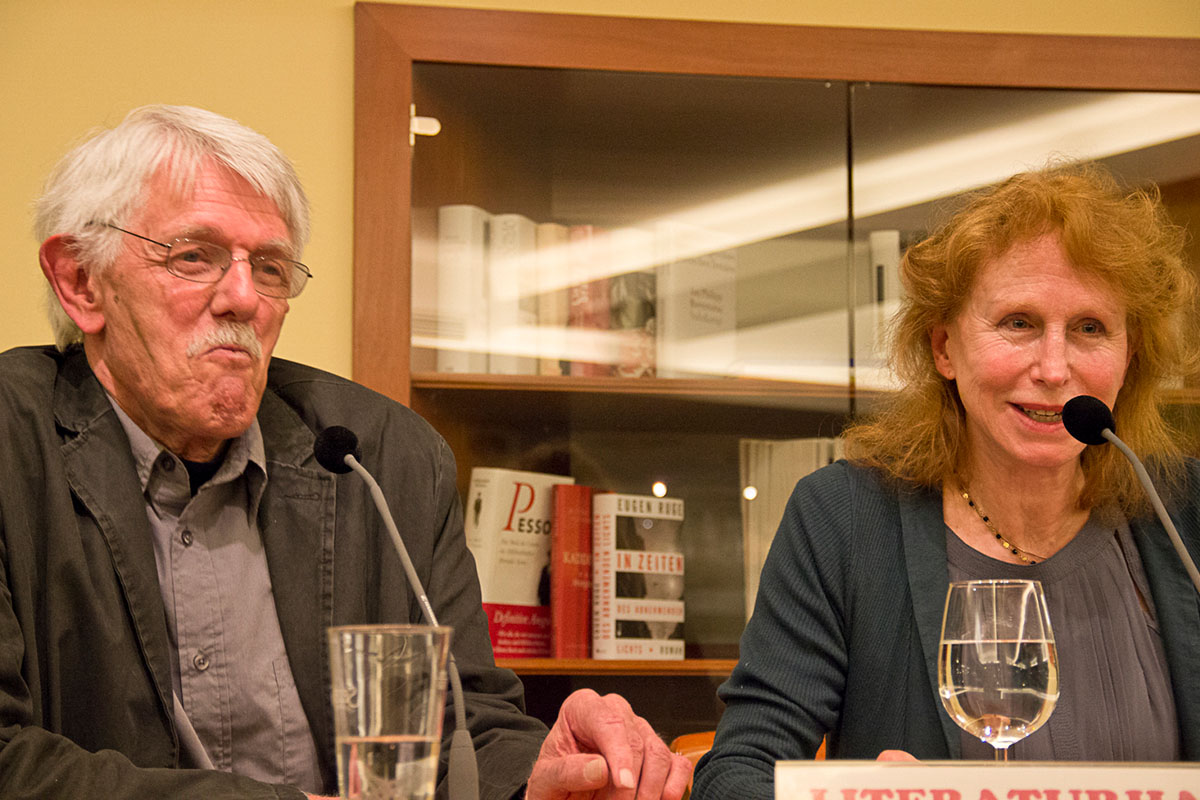 Es darf geschmunzelt werden: Karlheinz Bedall im Gespräch mit Margriet de Moor am 20. Mai 2014. © Joachim Hauser